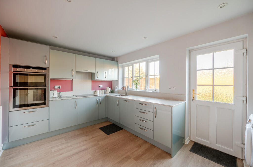 Templecombe Road, Bishopstoke, Eastleigh, Hampshire, SO50 photo 2