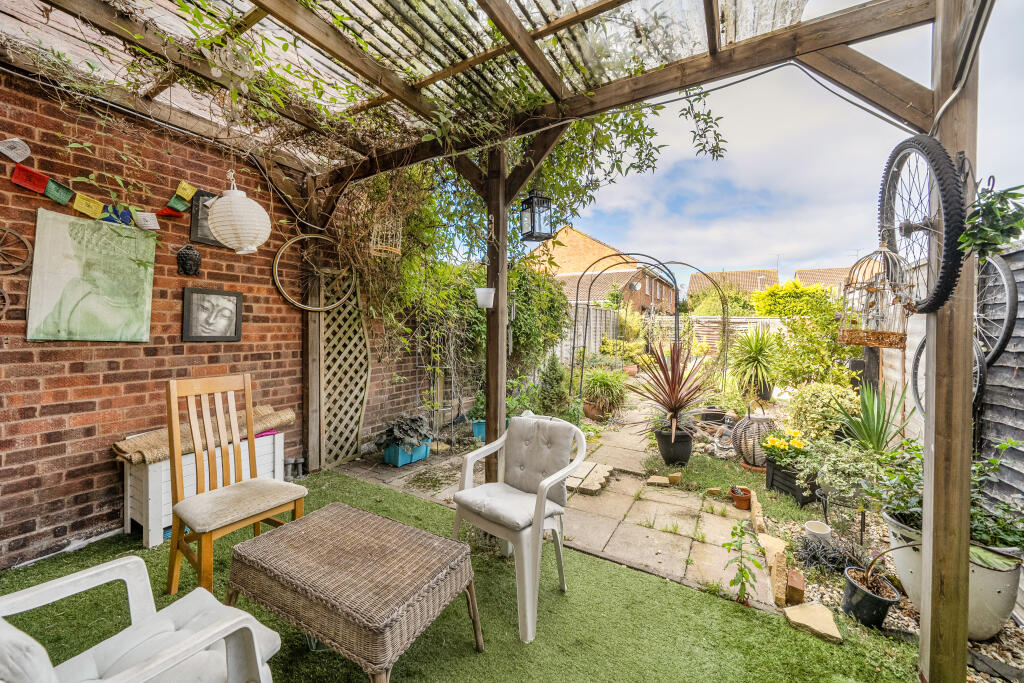 House in Swindon, Freshbrook, West Swindon - More
