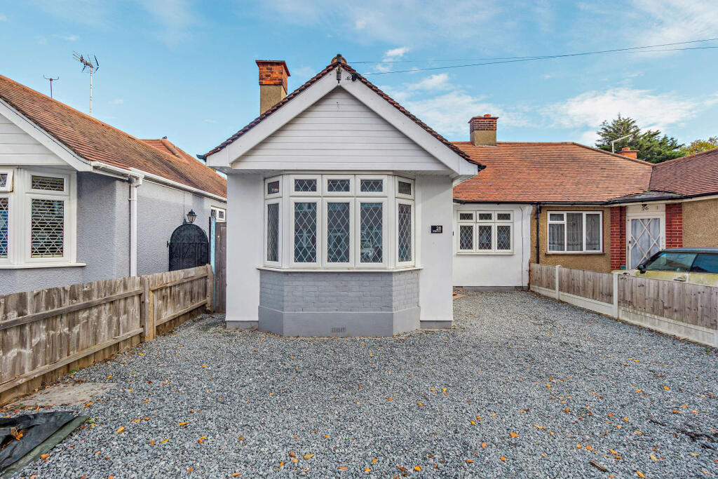 2-bed bungalow on Lyndale Avenue, Southend-on-sea, SS2, £325,000