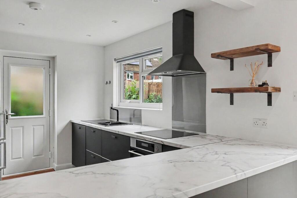 House in Walton-on-Thames, Hersham - More