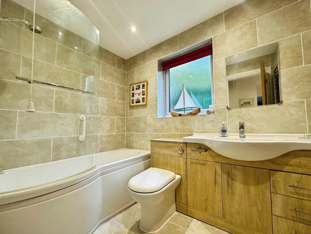Apartment in Surrey Heath, Surrey - View 5