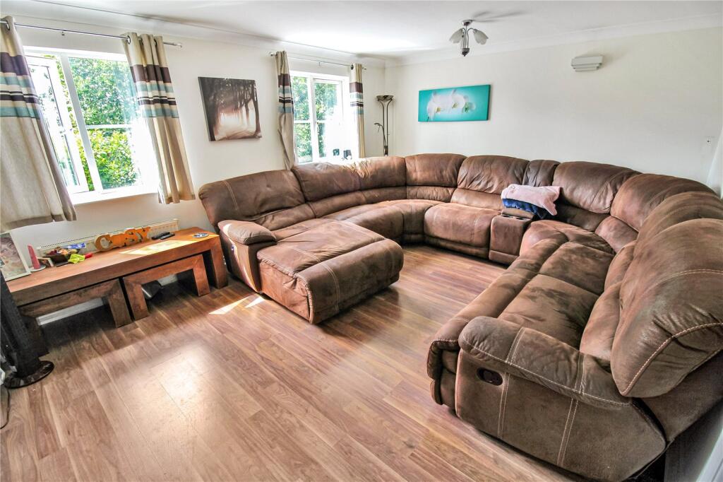 Sprats Barn Crescent, Royal Wootton Bassett, Wiltshire, SN4 photo 3