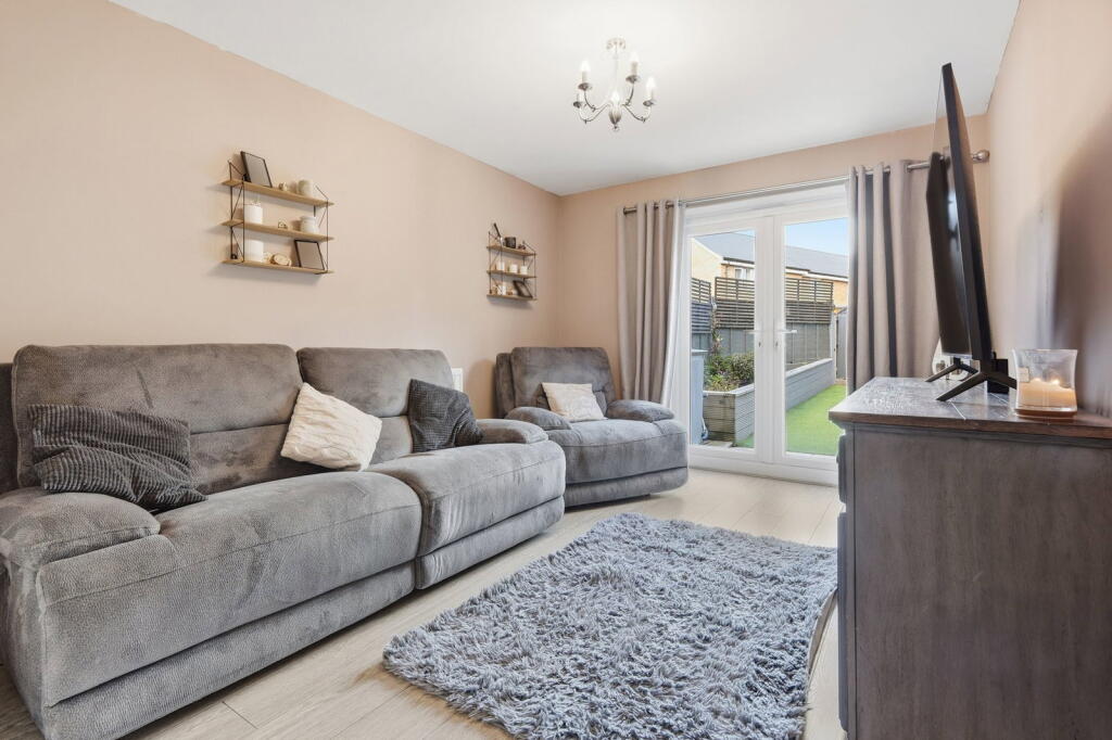 Tonbridge Drive, Dunton Fields, Laindon, SS15 photo 3