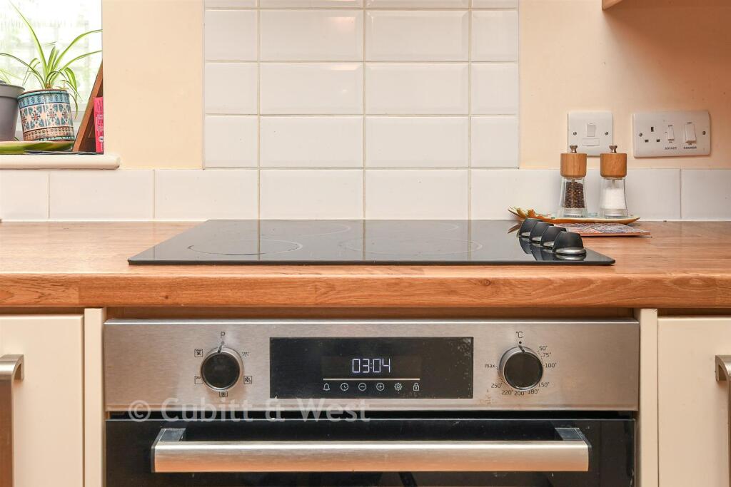 Apartment in Redhill, Earlswood - View 5