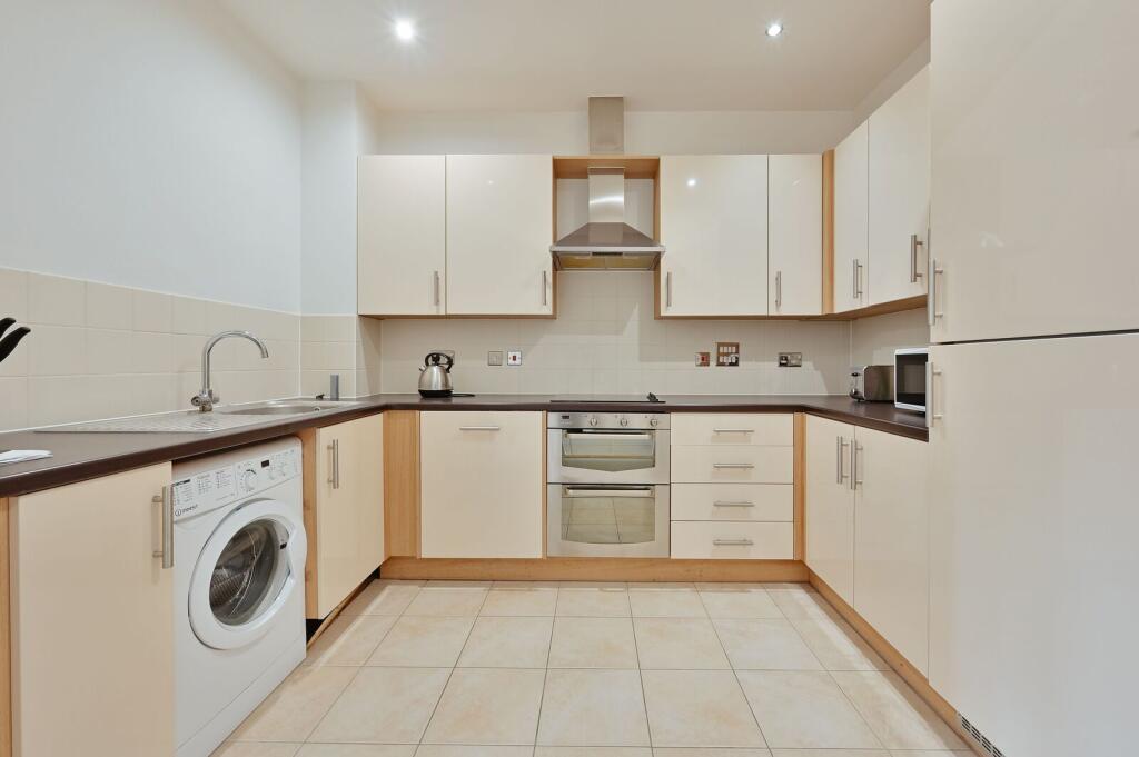 Apartment in Watford, North Watford - View 4