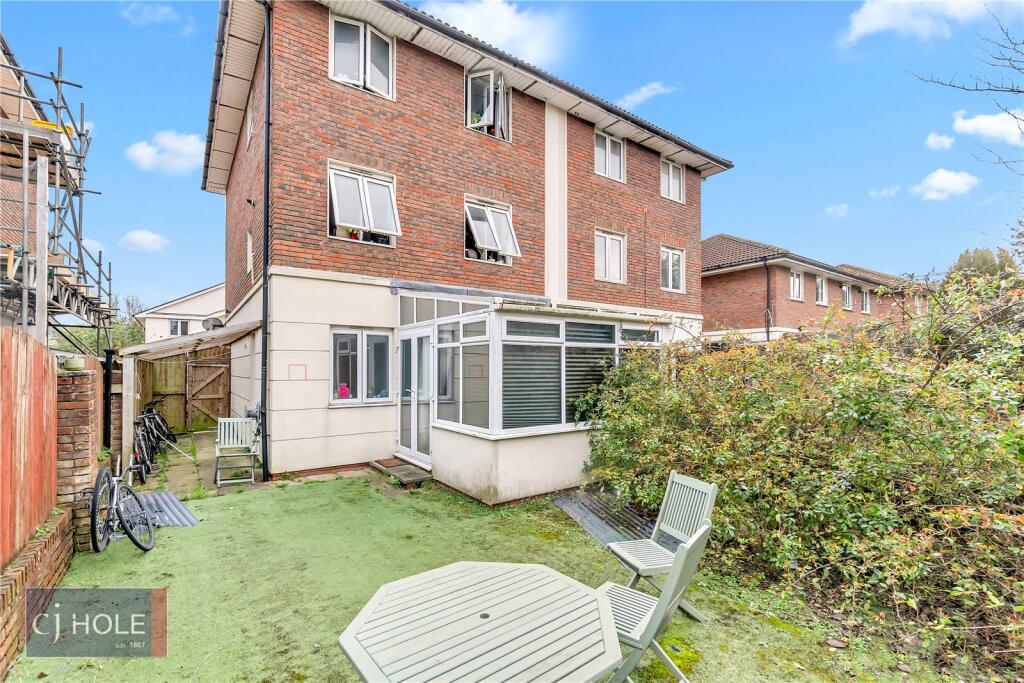 5 bedroom semi-detached house for rent
