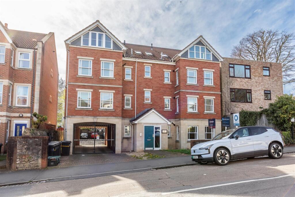 2-bed flat on Hampton Road, Redland, Bristol, £360,000