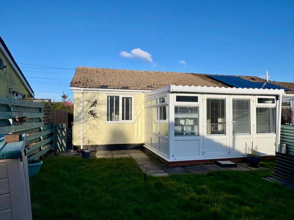 15 Glan Y Mor, Fairbourne, LL38 2BX photo 2