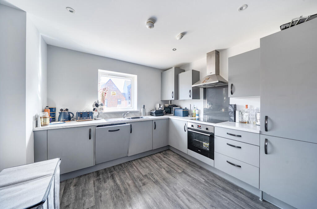 House in Houghton Regis, Central Bedfordshire - More