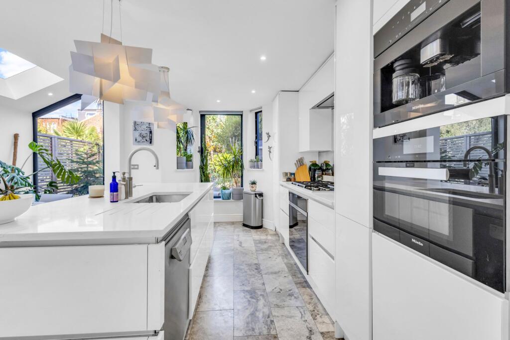 House in London, Walthamstow Village, Leyton - More