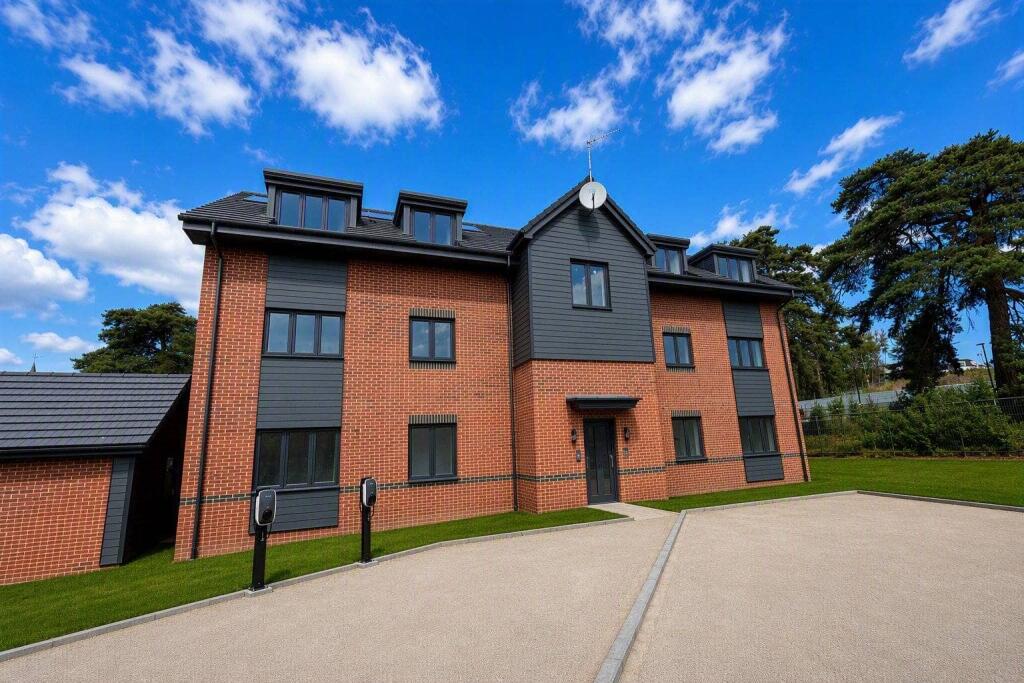 Apartment in Deepcut, Mindenhurst, Surrey - View 4