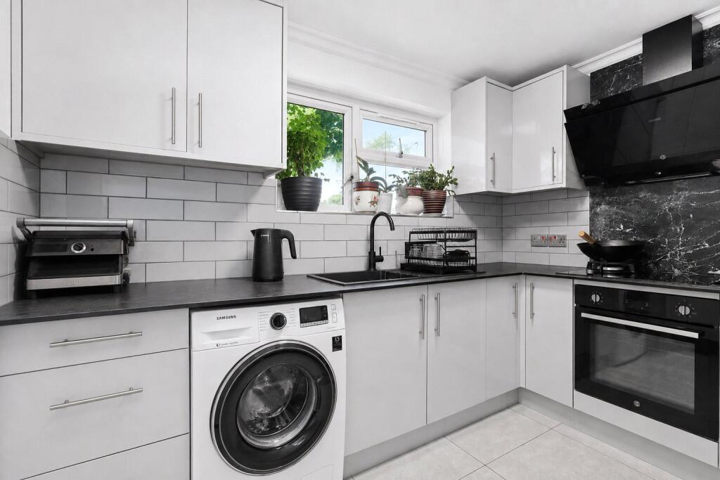 Apartment in Woking, Surrey - View 3