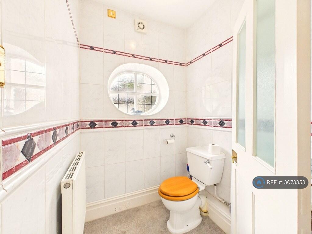 House in Gloucester - View 5