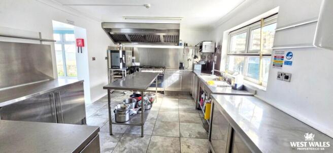 Kitchen 1 photo.jpg