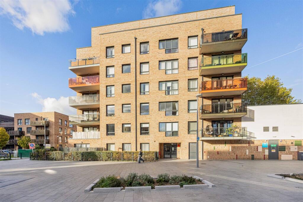 1-bed flat on Troubridge Square, Walthamstow, London, £400,000