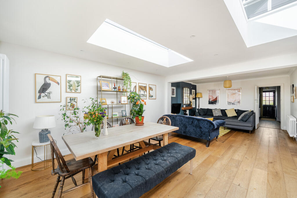 Hollies Avenue, West Byfleet, KT14 - View 3