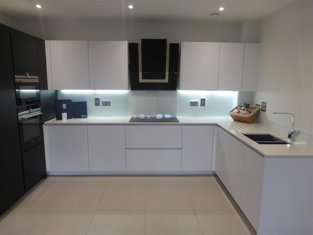 Main image of property: 931 High Road, North Finchley, London