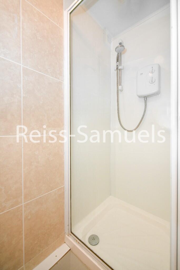 5 bedroom end of terrace house for rent