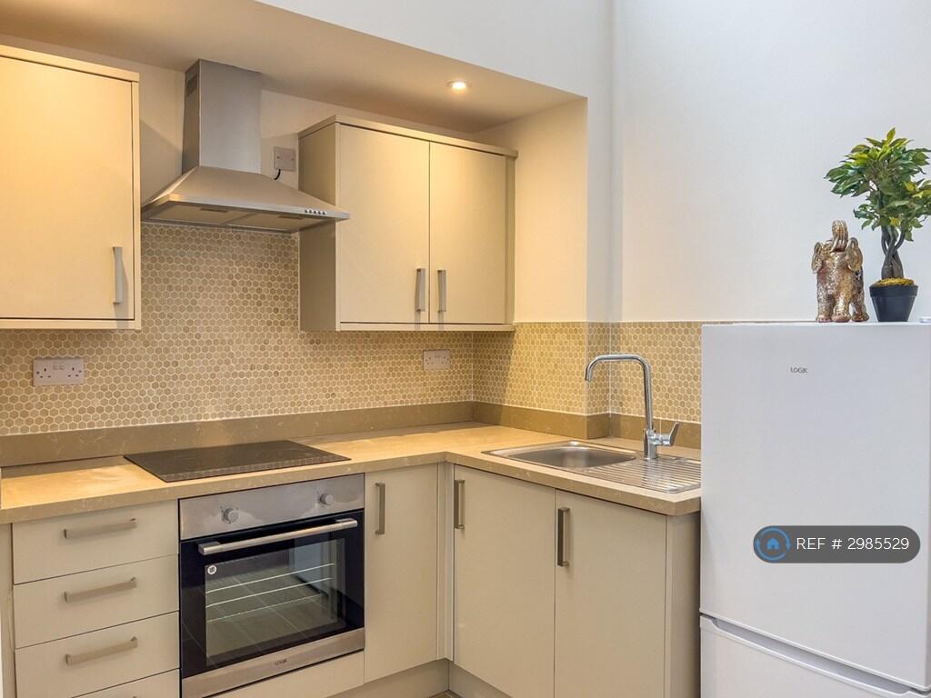 Apartment in Bradford - View 3
