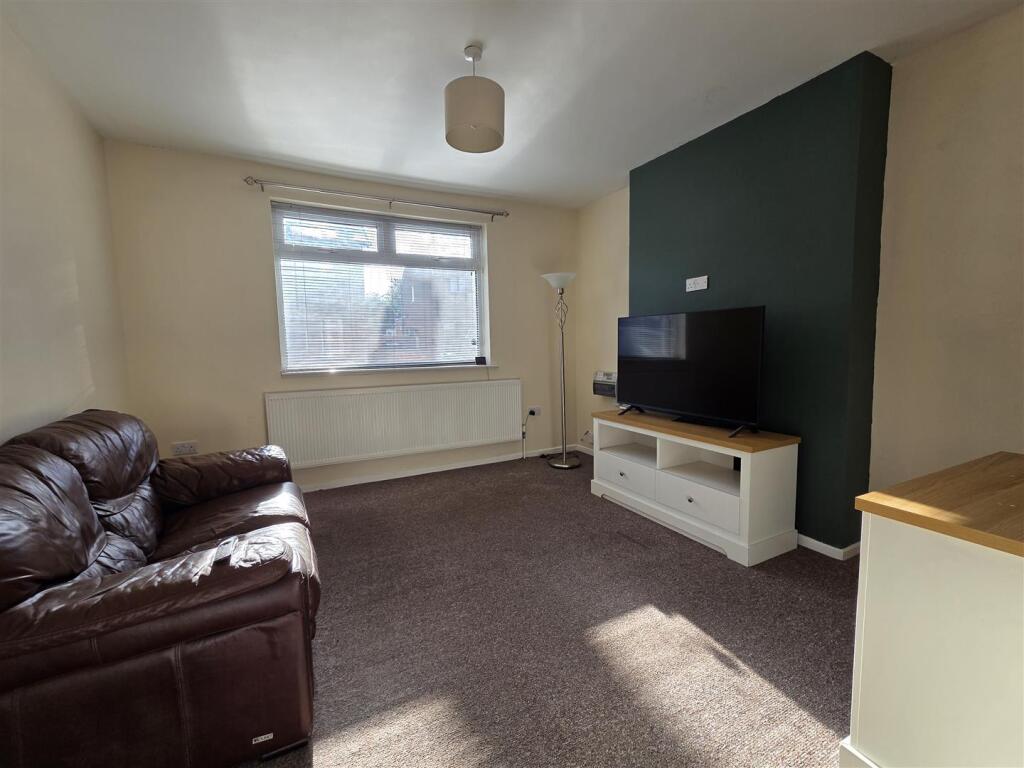House in Mansfield, Forest Town - View 2