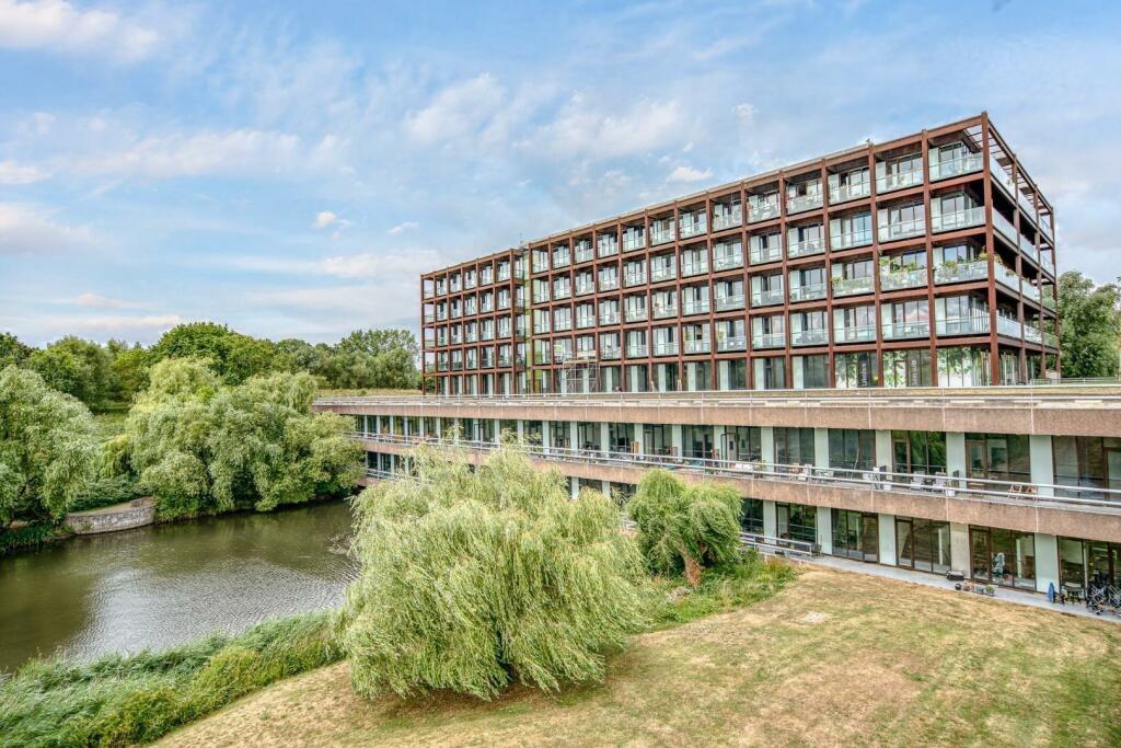 1-bed flat on Lake Shore Drive, Bristol, £90,750