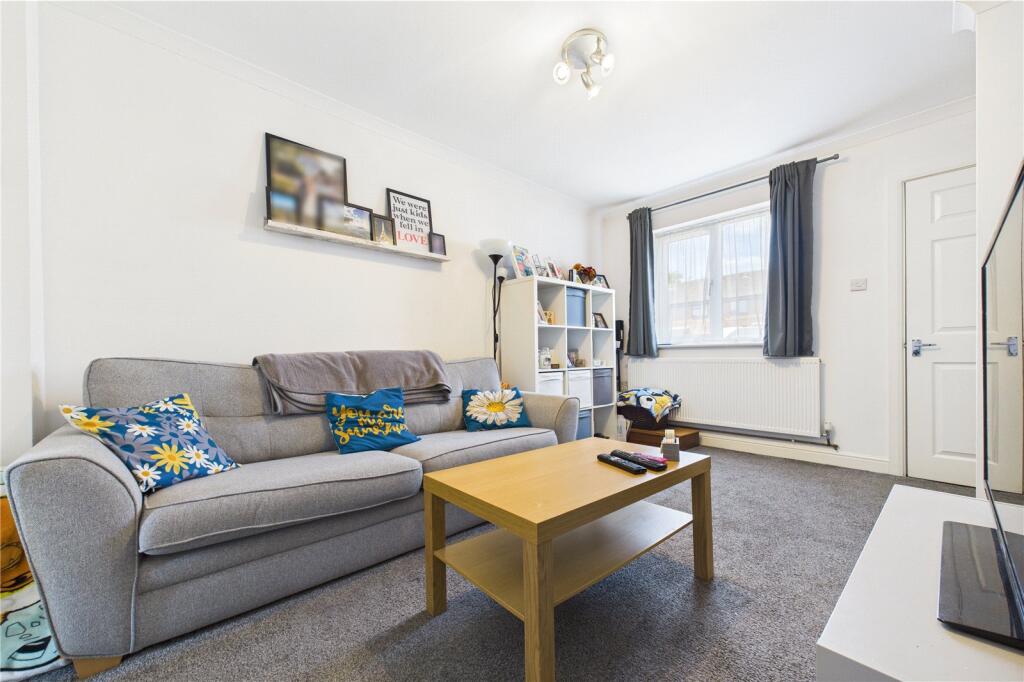 Woodfield Way, Theale, Reading, Berkshire, RG7 photo 2