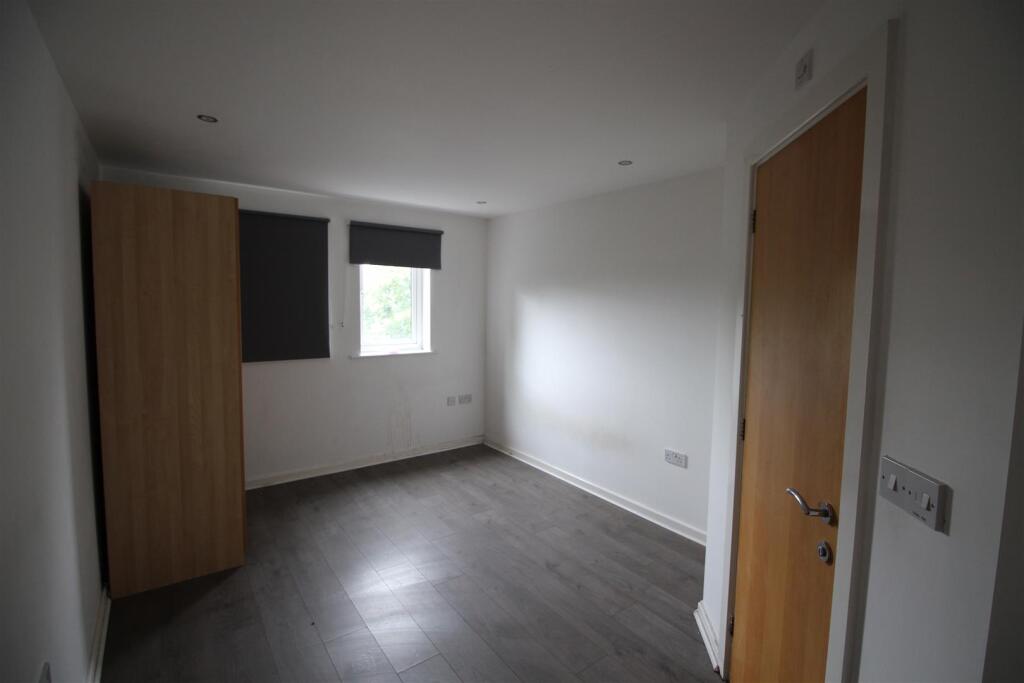 Apartment in Salford, Greater Manchester - View 5