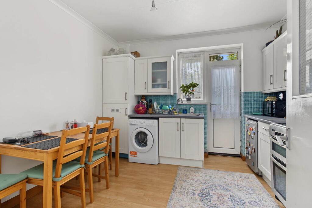 Apartment in Romford - More