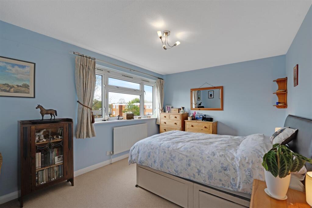 Taylor Close, Hampton Hill photo 3