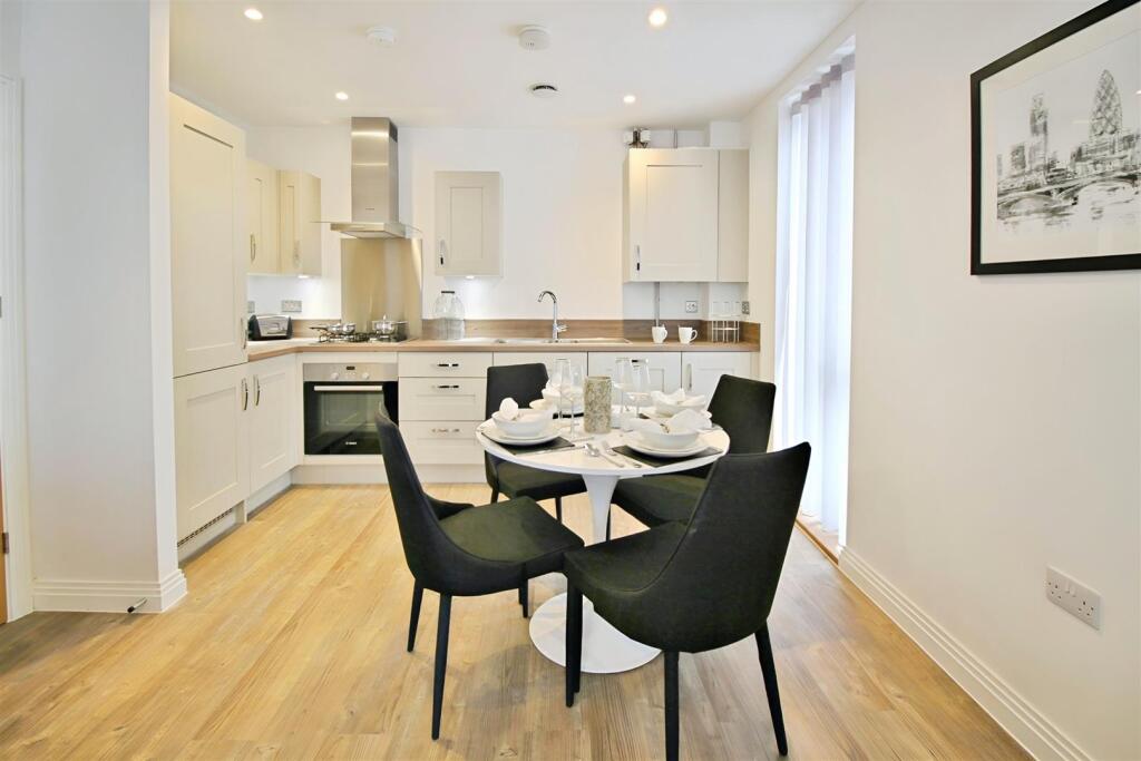 Apartment in North Hertfordshire, Hertfordshire - View 2