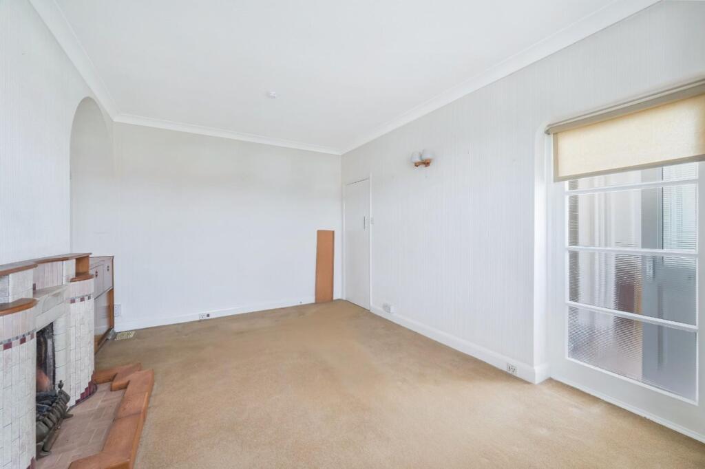 House in Epsom and Ewell, Stoneleigh - More