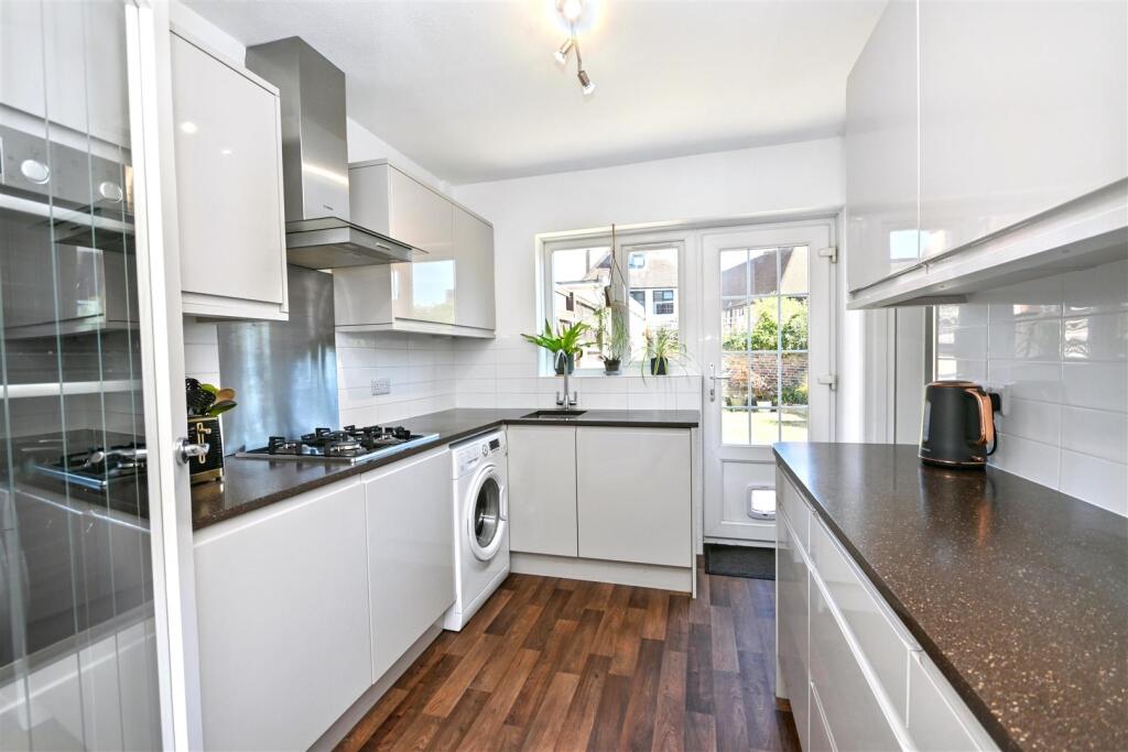 Churchill Close, Eastbourne photo 3