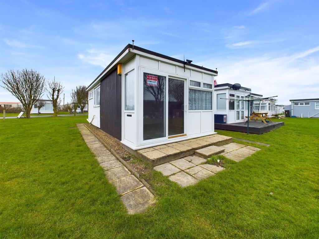 2-bed bungalow on 42nd Street, Sutton-On-Sea, £28,500