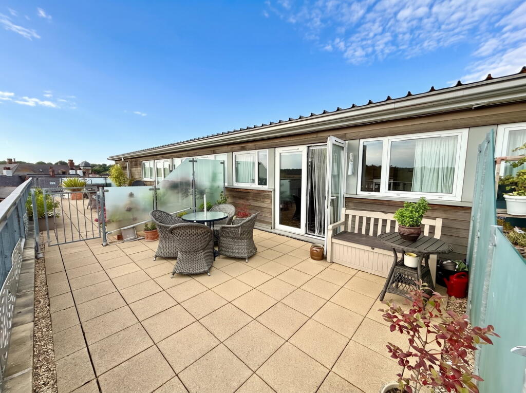 Apartment in Leeds, Wetherby - View 2