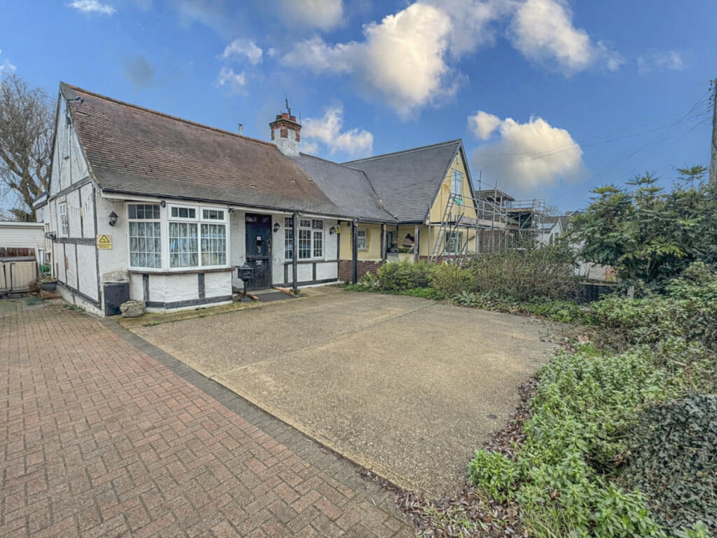 Main image of property: Rawreth Lane, Rayleigh, SS6 9