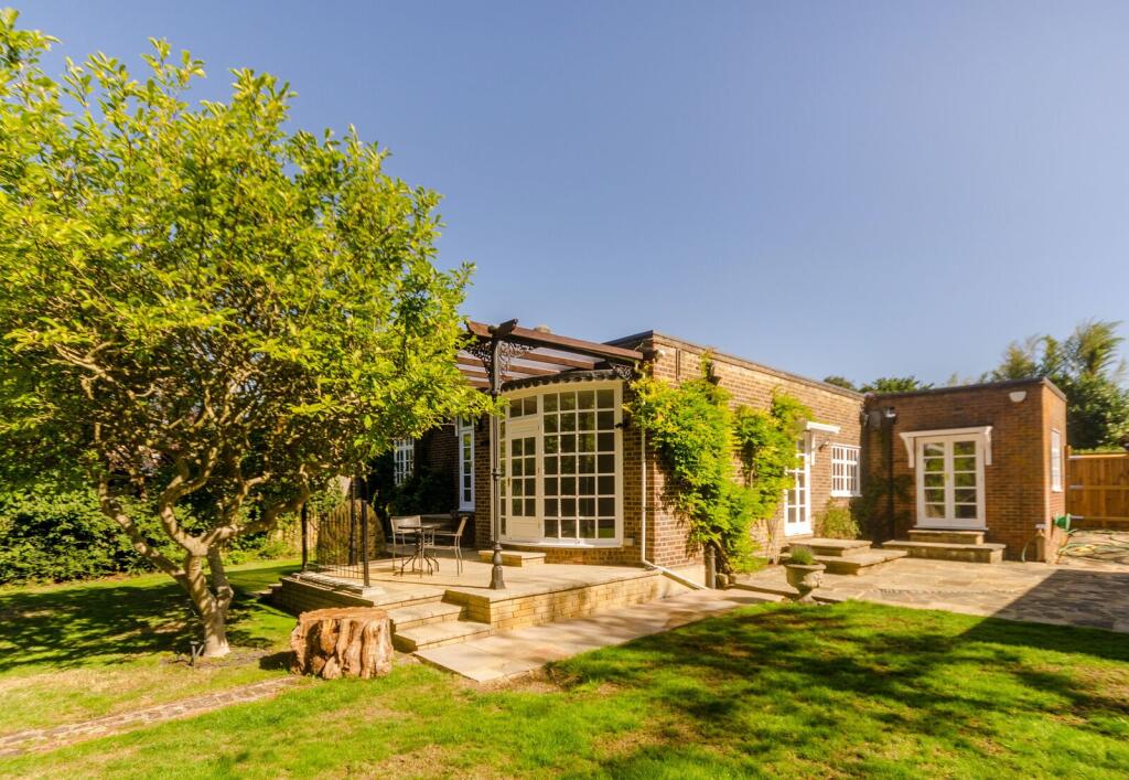 House in London, Royal Borough of Kingston upon Thames - View 5