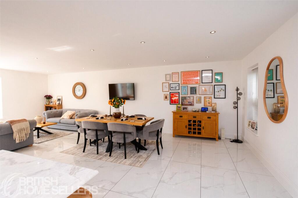 House in Tunbridge Wells, Paddock Wood - More