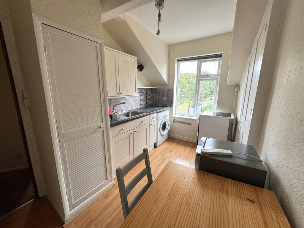 Apartment in Harrogate, Woodfield - View 4