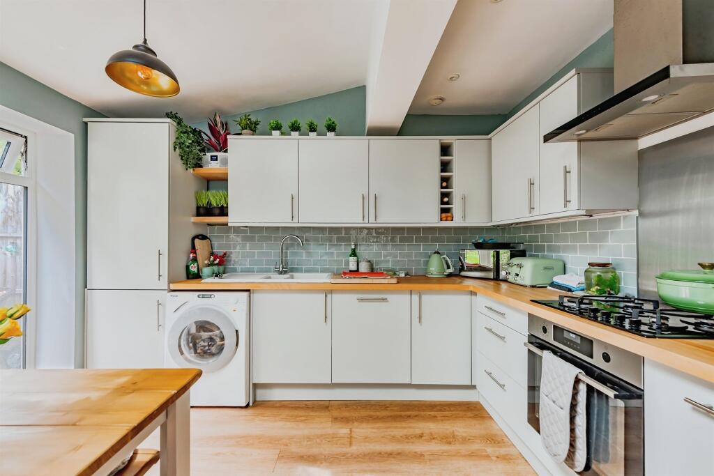 House in Crawley, Southgate - View 4