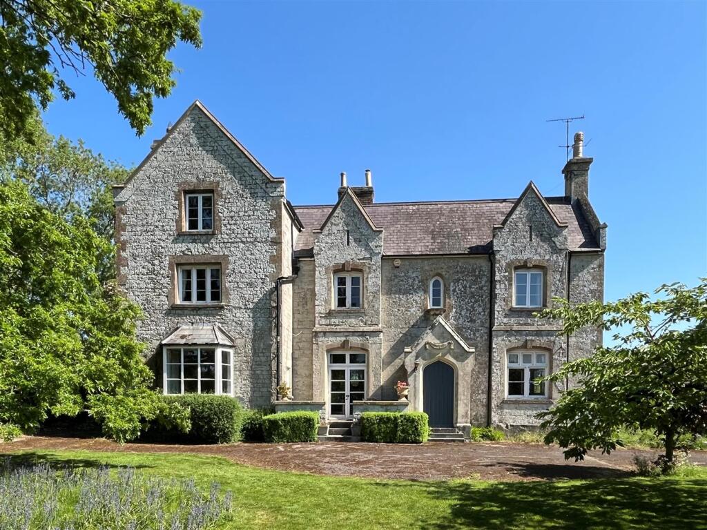 Manor Road, Mere