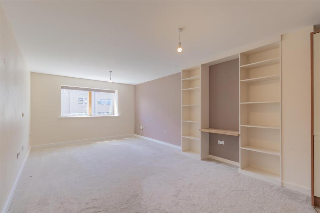 Apartment in Cheltenham, Gloucestershire - View 2