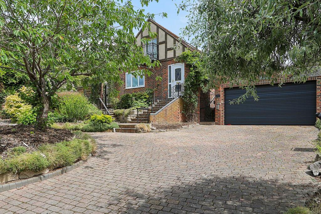 4-bed detached on Whitchurch On Thames - Immaculate order throughout, walk to shops, restaurants & train station, £995,000