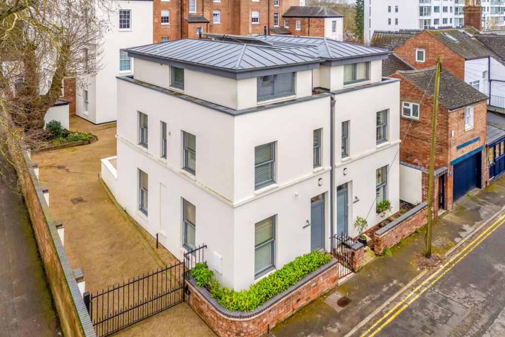 Main image of property: Rosefield Street, Warwickshire Leamington Spa, CV32 4HE