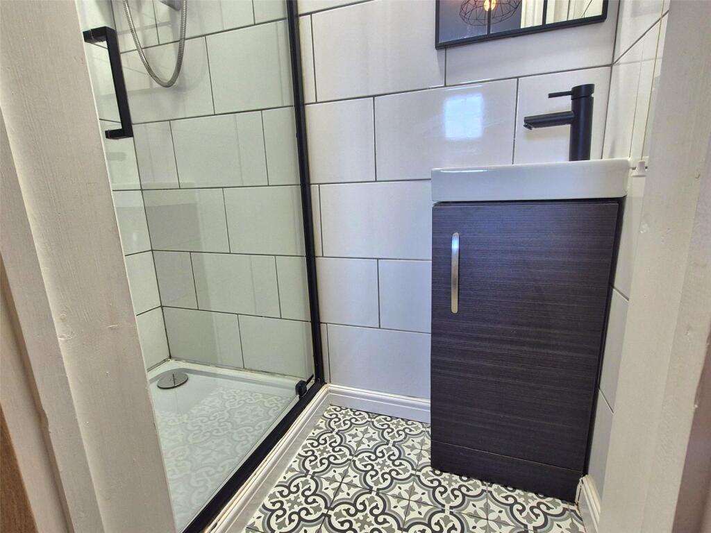 Apartment in Nuneaton and Bedworth, Warwickshire - View 5