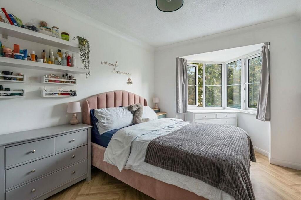 Apartment in Sutton - View 2