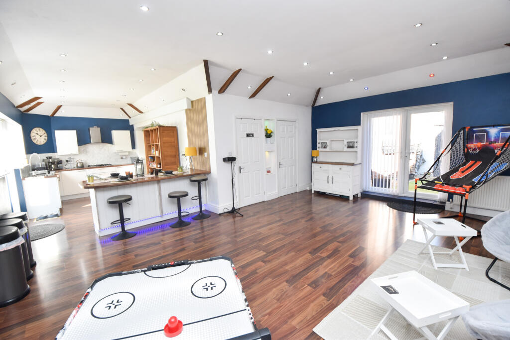 'Irlesmere' Irlam Road, Urmston, M41 photo 3
