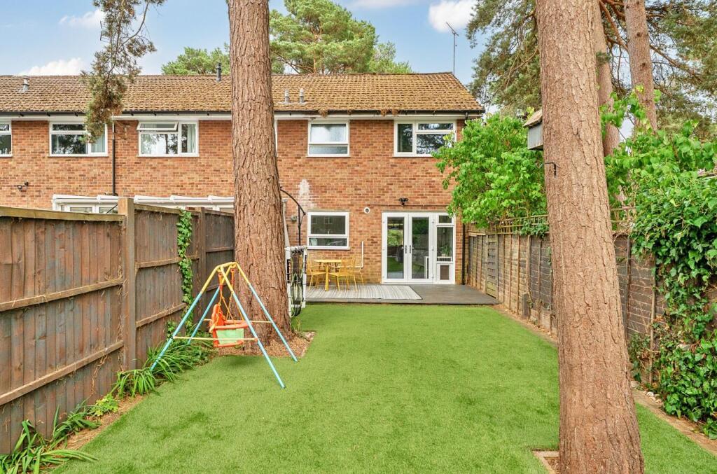 House in Surrey Heath, Heatherside - View 5