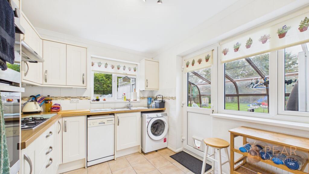 Sackville Crescent, Worthing, BN14 photo 2