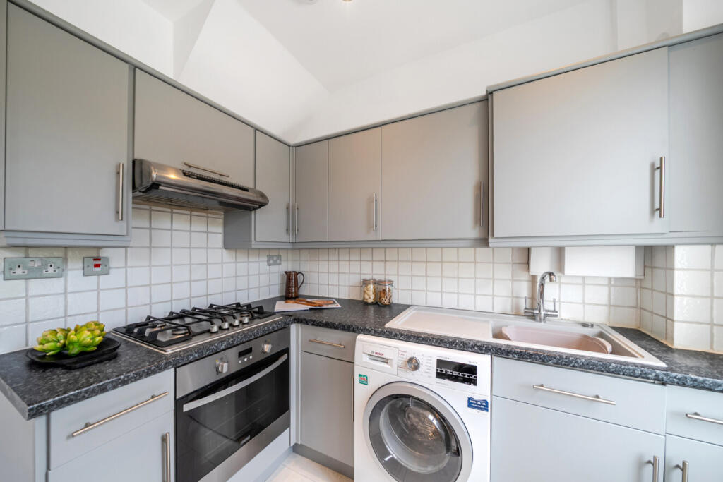 Clifton Park Avenue, Raynes Park, London, SW20 photo 4
