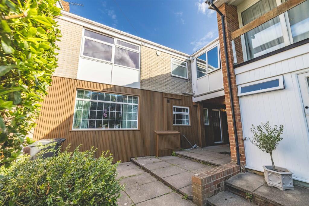 3-bed flat on Rectory Close, Windsor, £350,000